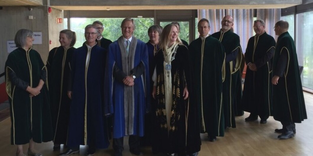 Rektor på <span class="caps">NMBU</span>, Mari Sundli Tveit, sammen med sin ledelse da hun tiltrådte for snart fire år siden. Foto: <span class="caps">NMBU</span> Rektor på <span class="caps">NMBU</span>, Mari Sundli Tveit, sammen med sin ledelse da hun tiltrådte for snart fire år siden. Foto: <span class="caps">NMBU</span>
