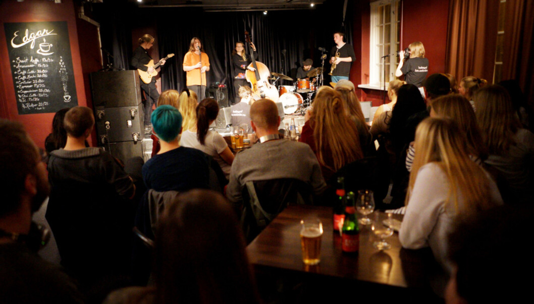 Studenter i Trondheim har funnet seg tilrette foran scenen i «Edgar». De lytter til et jazzband som består av studenter fra Bergen. Foto: Ketil Blom Studenter i Trondheim har funnet seg tilrette foran scenen i «Edgar». De lytter til et jazzband som består av studenter fra Bergen. Foto: Ketil Blom