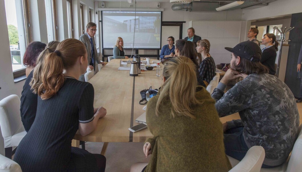Dekan Egil Trømborg og instituttleder Gunnar H. Gundersen gjorde stas på prisvinnerne fra produktdesign med kake sist uke. Begge foto: Jon Samseth, Institutt for produktdesign Dekan Egil Trømborg og instituttleder Gunnar H. Gundersen gjorde stas på prisvinnerne fra produktdesign med kake sist uke. Begge foto: Jon Samseth, Institutt for produktdesign