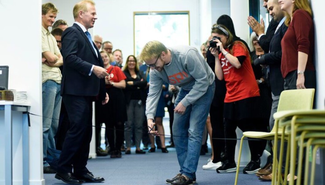 UiO-rektor Ole Petter Ottersen og leiar for Studentparlamentet, Hans Christian Paulsen, klipte saman over snora som markerte opninga av det nye digitale eksamenslokalet i Silurveien på Ullern. Foto: Ola Sæther UiO-rektor Ole Petter Ottersen og leiar for Studentparlamentet, Hans Christian Paulsen, klipte saman over snora som markerte opninga av det nye digitale eksamenslokalet i Silurveien på Ullern. Foto: Ola Sæther