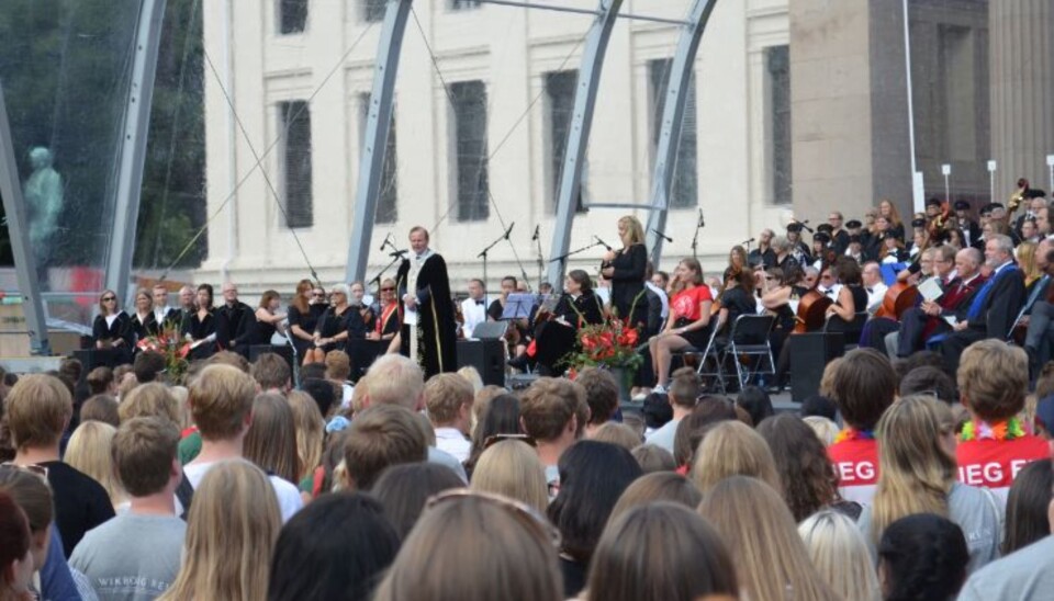 Varm kappe på solrik dag for UiO-rektor Ole Petter Ottersen foran 4000 spente studenter.