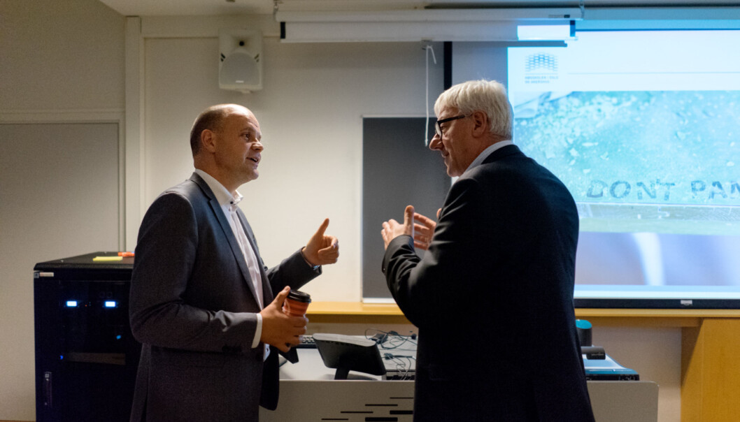 Direktør Tore Hansen (t.h,) sammen med Rambølls Leif Laszlo Haaning da den første Rambøll-rapporten ble lagt fram for de ansatte i 15.august 2016. Don`t panic! sto det på veggen. Foto: Ketil Blom Direktør Tore Hansen (t.h,) sammen med Rambølls Leif Laszlo Haaning da den første Rambøll-rapporten ble lagt fram for de ansatte i 15.august 2016. Don`t panic! sto det på veggen. Foto: Ketil Blom