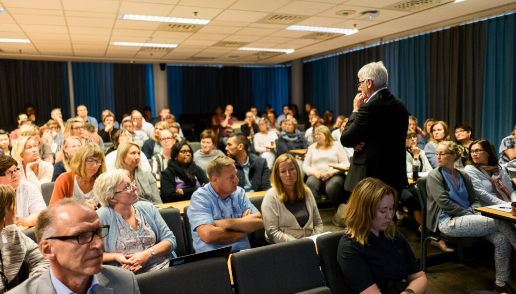 Fungerende direktør for organisasjon og virksomhetsstyring, Tore Hansen, møtte litt skeptiske og endringstrøtte medarbeidere da han presenterte Rambøll-rapporten om effektivisering av administrasjonen mandag 15. august. Fungerende direktør for organisasjon og virksomhetsstyring, Tore Hansen, møtte litt skeptiske og endringstrøtte medarbeidere da han presenterte Rambøll-rapporten om effektivisering av administrasjonen mandag 15. august.