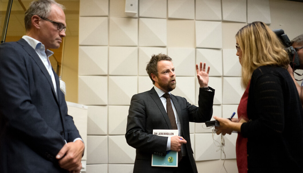 NTNU-professor Thomas Dahl (t.v.) overrakte ekspertgruppens rapport om lærerrollen til kunnskapsminister Torbjørn Røe Isaksen mandag. Foto: Ketil Blom NTNU-professor Thomas Dahl (t.v.) overrakte ekspertgruppens rapport om lærerrollen til kunnskapsminister Torbjørn Røe Isaksen mandag. Foto: Ketil Blom