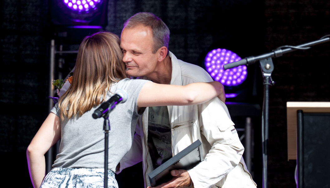 Årets underviser 2016 på Høgskolen i Oslo og Akershus (HiOA) er Roger Hansen. Her får han blomster av studentleder Sunniva Braaten. Foto: Nicklas Knudsen Årets underviser 2016 på Høgskolen i Oslo og Akershus (HiOA) er Roger Hansen. Her får han blomster av studentleder Sunniva Braaten. Foto: Nicklas Knudsen