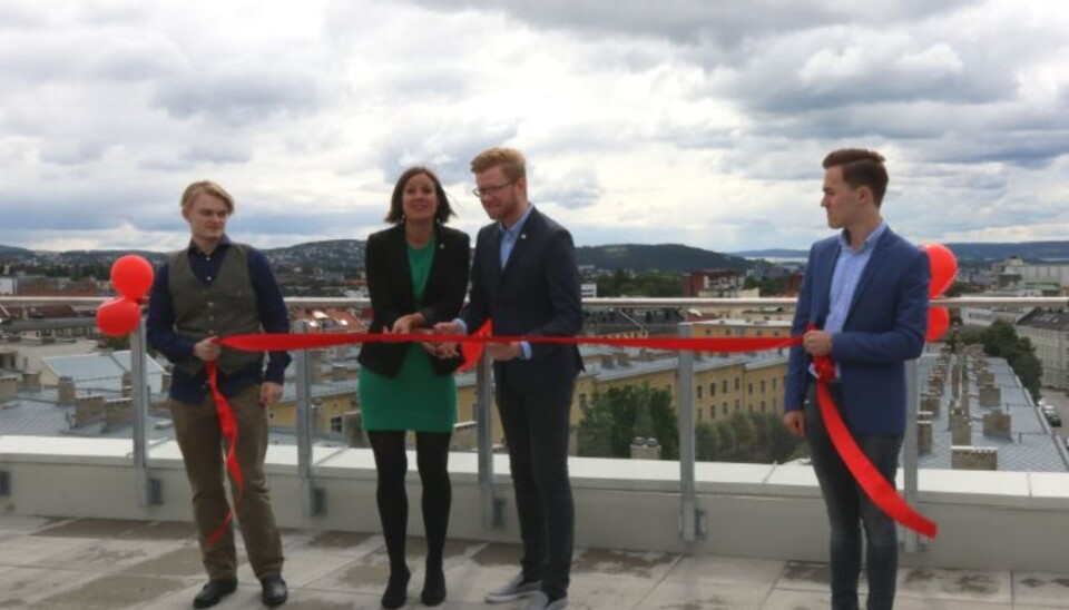 Byråd Hanne Marcussen (Dei grøne) i Oslo klipper over snora og opnar offisielt Lillo studenthus. Ho blir flankert av Simen Schaufel (t.v.) leiar for Velferdstinget, Aleksander Martin Gjøsæter og Sebastian Frey-Holberg. (Foto: Unni Irmelin Kvam /SiO)