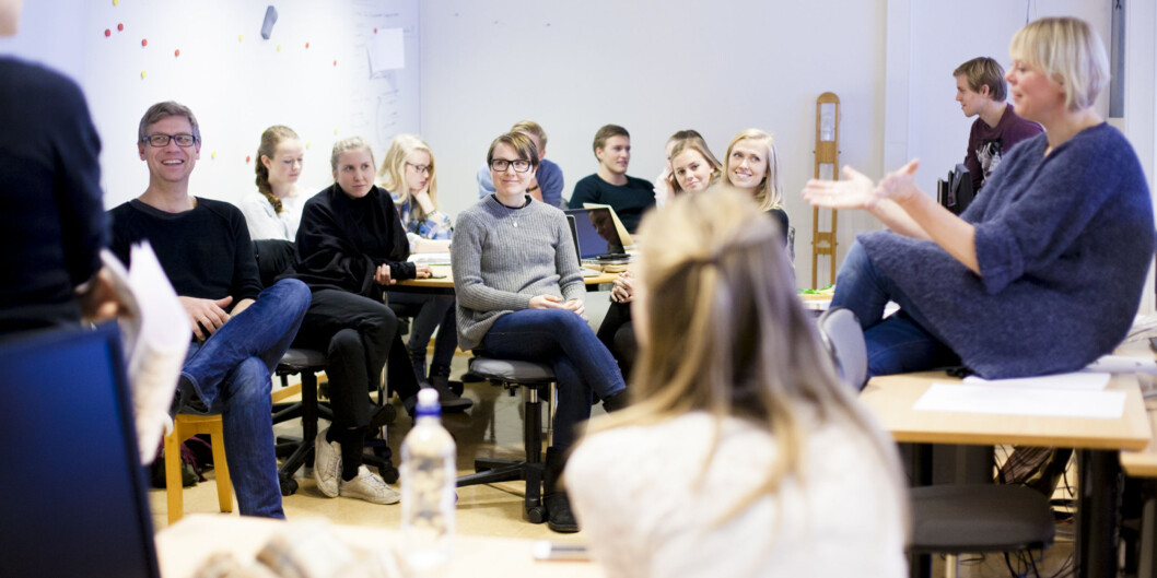 Jon Petter Evensen (smilende til venstre) sammen med journalistikkstudenter og kollega Anne Hege Simonsen. Foto: Wanda Nathalie Nordstrøm Jon Petter Evensen (smilende til venstre) sammen med journalistikkstudenter og kollega Anne Hege Simonsen. Foto: Wanda Nathalie Nordstrøm
