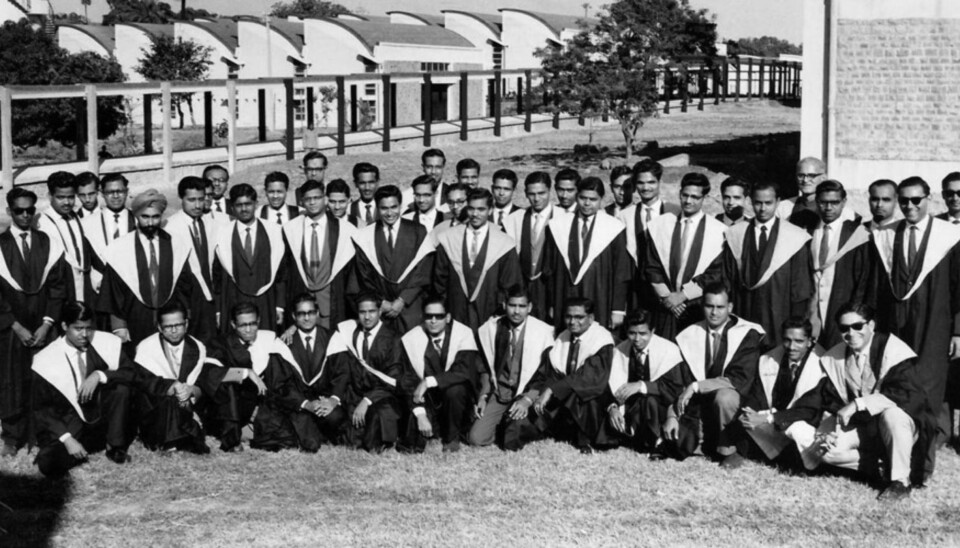 Disse mannlige studentene var de første som tok en grad ved Indian Institute of Technology. Året er 1962. Iført kapper etter modell fra Storbritannia tok de i mot diplomene sine. Foto: IIT