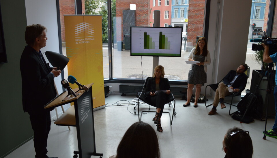 Geir Sverre Andersen presenterer opptakstallene. Ingvild Straume og Nina Waaler lytter oppmerksomt sammen med kunnskapsminister Torbjørn Røe Iskasen.
