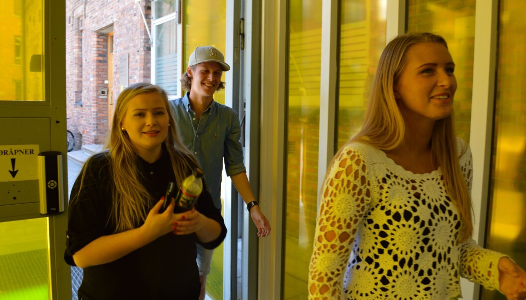 Hannah Antvort, Carl Eyde og Louise Hole på vei inn igjen til forkurset i matematikk ved HiOA. Foto: Øystein Fimland Hannah Antvort, Carl Eyde og Louise Hole på vei inn igjen til forkurset i matematikk ved HiOA. Foto: Øystein Fimland