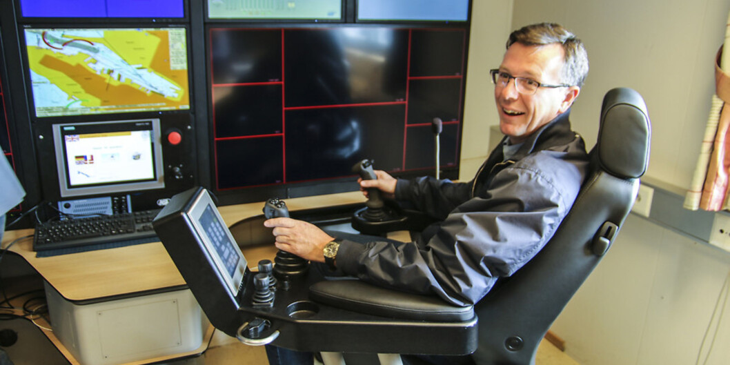 Dåp og prøvetur for UiBs nye forsknings-ROV, Ægir 6000, ombord på forskningsskipet G. O. Sars. Professor Rolf Birger Pedersen fra Institutt for geovitenskap og senter for geobiologi er helt sentral i arbeidet.Dag Rune Olsen prøver plassen til en av ROV-pilotene. Foto: Dag Hellesund Dåp og prøvetur for UiBs nye forsknings-ROV, Ægir 6000, ombord på forskningsskipet G. O. Sars. Professor Rolf Birger Pedersen fra Institutt for geovitenskap og senter for geobiologi er helt sentral i arbeidet.Dag Rune Olsen prøver plassen til en av ROV-pilotene. Foto: Dag Hellesund