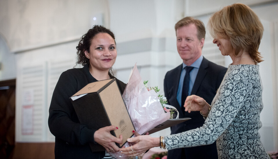 Tatanya Valland er en av de fem som avla doktorgrad ved Senter for profesjonsstudier ifjor. Her blir hun hedret av rektor Curt Rice og prorektor for utdanning Nina Waaler. Foto: Skjalg Bøhmer Vold