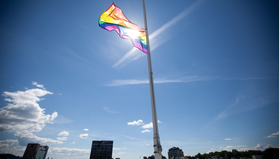Regnbueflagg på toppen av P46 til minne for terrorofrene i Orlando Foto: Nicklas Knudsen