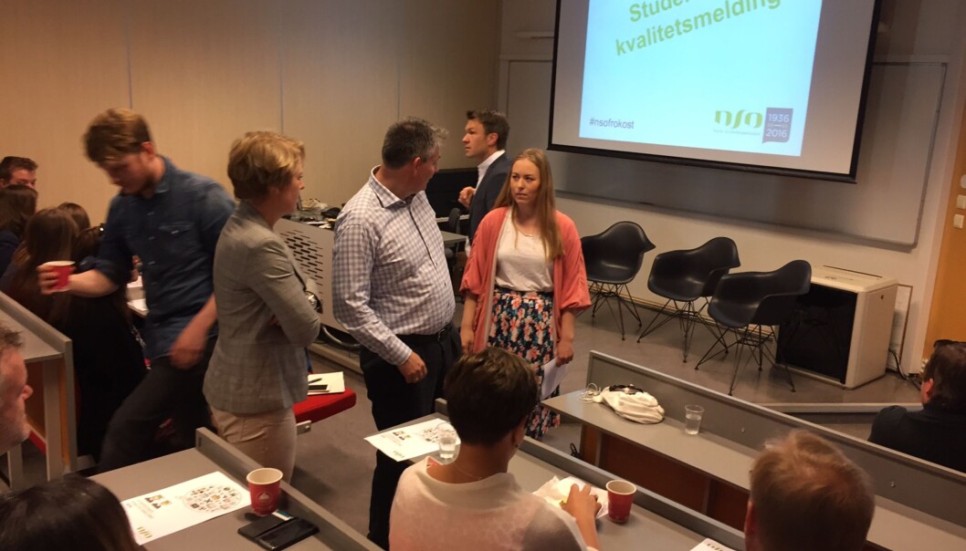 Marianne Aasen, Bjørn Haugstad og Torkel Brekke (i bakgrunnen) stilte opp når Therese Eia Lerøen presenterte Norsk studentorganisasjon sin egen melding om kvalitet. Foto: Eva Tønnessen Marianne Aasen, Bjørn Haugstad og Torkel Brekke (i bakgrunnen) stilte opp når Therese Eia Lerøen presenterte Norsk studentorganisasjon sin egen melding om kvalitet. Foto: Eva Tønnessen
