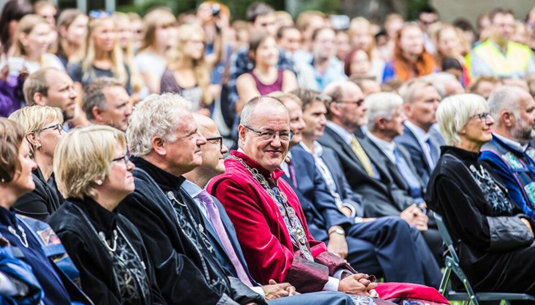 Søker mer balanse. Lederstillingene som nå lyses ut ved NTNU er: Rektor, tre prorektorer, to viserektorer, to dekaner og direktør på NTNU Vitenskapsmuseet, samt instituttledere. Her er rektor Gunnar Bovim, prorektorer og dekaner på første rad under immatrikulering. Foto: Kristoffer Furberg/UA Søker mer balanse. Lederstillingene som nå lyses ut ved NTNU er: Rektor, tre prorektorer, to viserektorer, to dekaner og direktør på NTNU Vitenskapsmuseet, samt instituttledere. Her er rektor Gunnar Bovim, prorektorer og dekaner på første rad under immatrikulering. Foto: Kristoffer Furberg/UA