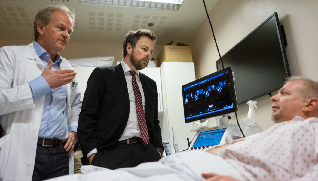 Kunnskapsminister Torbjørn Røe Isaksen møtte hjertepasient Thomas Abrahamsen på Center for Cardiological Innovation (CCI). Her sammen med senterleder Thor Edvardsen. Foto: Ketil Blom Kunnskapsminister Torbjørn Røe Isaksen møtte hjertepasient Thomas Abrahamsen på Center for Cardiological Innovation (CCI). Her sammen med senterleder Thor Edvardsen. Foto: Ketil Blom