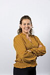 Monica Kristiansen Holone står med armene i kors mot lys bakgrunn.