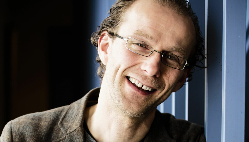 Birger Svihus, professor ved UMB. Fotografert ved hovedtrappa i Husdyrfagbygningen. Foto: Gisle Bjørneby