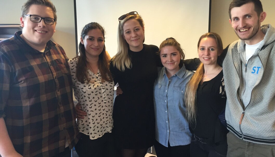 Det nyvalgte/gjenvalgte arbeidsutvalget på Høgskulen i Volda. F.v: Håvard Bjørnerem (Informasjonsansvarlig), Natalia Ramirez Garcia (Internasjonalt Ansvarlig), Karoline Strand (Leder), Lisa Storheim Kalvø (Fagansvarlig), Marie Havnsund (Entreprenør- og Næringslivskoordinator) og David Fiskaa (Velferdsansvarlig). Det nyvalgte/gjenvalgte arbeidsutvalget på Høgskulen i Volda. F.v: Håvard Bjørnerem (Informasjonsansvarlig), Natalia Ramirez Garcia (Internasjonalt Ansvarlig), Karoline Strand (Leder), Lisa Storheim Kalvø (Fagansvarlig), Marie Havnsund (Entreprenør- og Næringslivskoordinator) og David Fiskaa (Velferdsansvarlig).