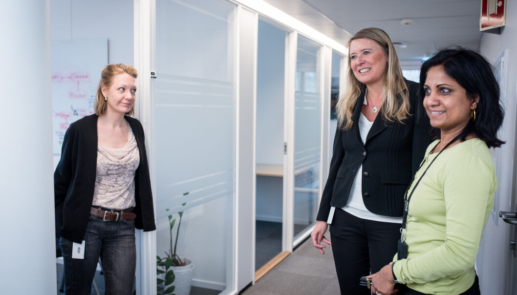 Grete Cristina Lingjærde (i midten) i gangene hos FSAT sammen med Hanne Vibekk (til venstre) og Yamuna Vallipuram. Vibekk og Vallipuram er utviklere hos CRIStin. Foto: Skjalg Bøhmer Vold Grete Cristina Lingjærde (i midten) i gangene hos FSAT sammen med Hanne Vibekk (til venstre) og Yamuna Vallipuram. Vibekk og Vallipuram er utviklere hos CRIStin. Foto: Skjalg Bøhmer Vold