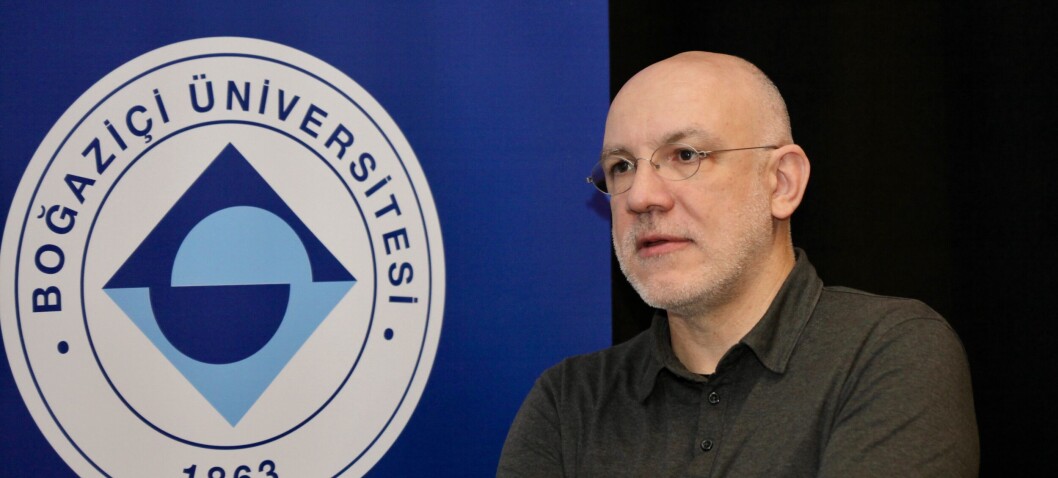 Han er oppsagt tre ganger fra universitetet. — Gir meg ikke
