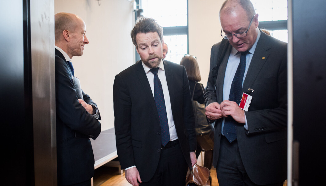 Kari Melby, prorektor forskning for Gunnar Bovim på NTNU gir råd til Torbjørn Røe Isaksen om hvordan Norge kan bli flinkere til å bygge fremragende miljøer. Foto: Skjalg Bøhmer Vold Kari Melby, prorektor forskning for Gunnar Bovim på NTNU gir råd til Torbjørn Røe Isaksen om hvordan Norge kan bli flinkere til å bygge fremragende miljøer. Foto: Skjalg Bøhmer Vold