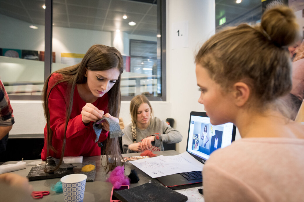Disse studenter og elever jobber med inteligente tekstiler under konferansen Jenter og teknologi. Artikkelforfatterne spør hvorfor OsloMet utelater kunst og design fra sitt nye doktorgradsorogram. Foto: Skjalg Bøhmer Vold Disse studenter og elever jobber med inteligente tekstiler under konferansen Jenter og teknologi. Artikkelforfatterne spør hvorfor OsloMet utelater kunst og design fra sitt nye doktorgradsorogram. Foto: Skjalg Bøhmer Vold