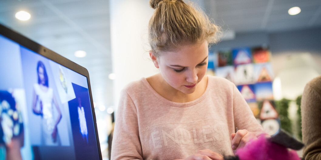 Anja Helene Bang lager inteligente tekstiler under konferansen Jenter og teknologi. Foto: Skjalg Bøhmer Vold Anja Helene Bang lager inteligente tekstiler under konferansen Jenter og teknologi. Foto: Skjalg Bøhmer Vold