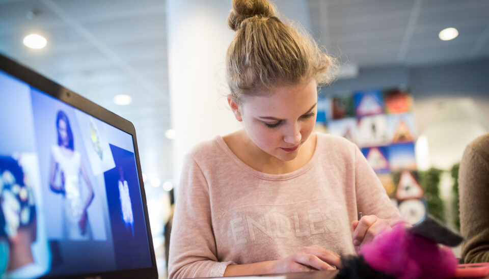 Anja Helene Bang lager inteligente tekstiler under konferansen Jenter og teknologi. Foto: Skjalg Bøhmer Vold