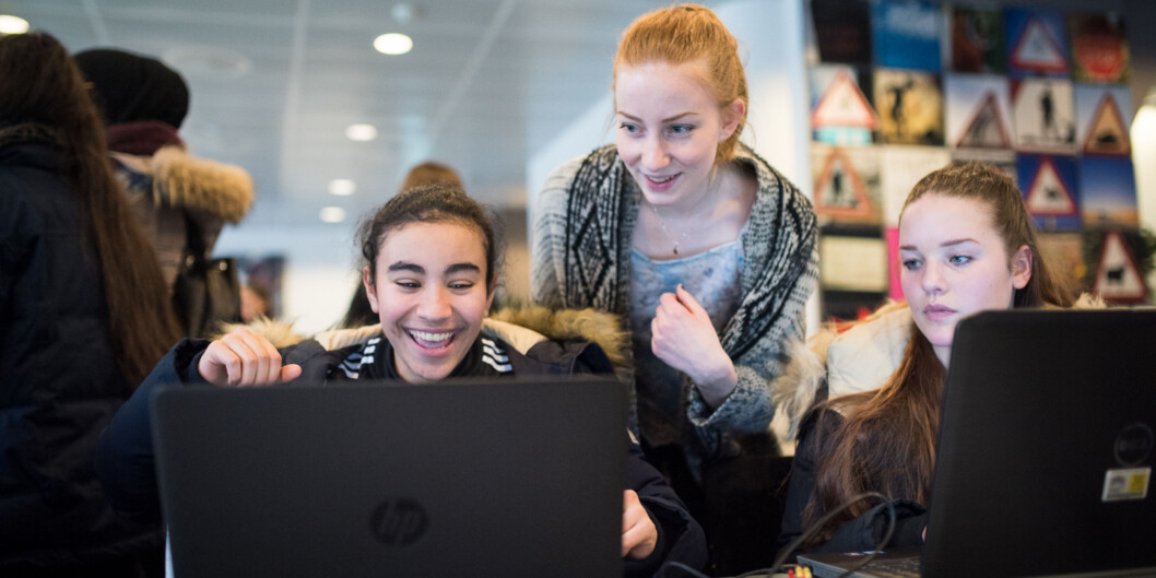 Wahiba Ajarai, HiOA-student Vilde Kielland og Nora Storemyhr under konferansen Jenter og teknologi. Foto: Skjalg Bøhmer Vold Wahiba Ajarai, HiOA-student Vilde Kielland og Nora Storemyhr under konferansen Jenter og teknologi. Foto: Skjalg Bøhmer Vold