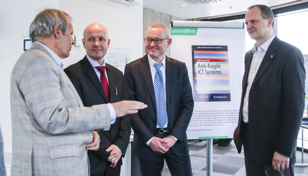 Petter Bjørstad, UiB, Olav Lysne, Simula, Kjell Jørgen Hole, Simula@UiB og samferdselsmininster Ketil Solvik Olsen (FrP) var alle til stades då det nye senteret for datatryggleik blei formelt opna torsdag. Foto: Ida Bergstrøm Petter Bjørstad, UiB, Olav Lysne, Simula, Kjell Jørgen Hole, Simula@UiB og samferdselsmininster Ketil Solvik Olsen (FrP) var alle til stades då det nye senteret for datatryggleik blei formelt opna torsdag. Foto: Ida Bergstrøm