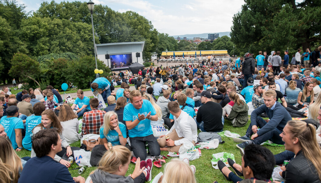 Nye studenter og faddere under grillkonserten på St. Hanshaugen, Oslo, under studiestart ved Høgskolen i Oslo og Akershus, 2016. Foto: Skjalg Bøhmer Vold Nye studenter og faddere under grillkonserten på St. Hanshaugen, Oslo, under studiestart ved Høgskolen i Oslo og Akershus, 2016. Foto: Skjalg Bøhmer Vold