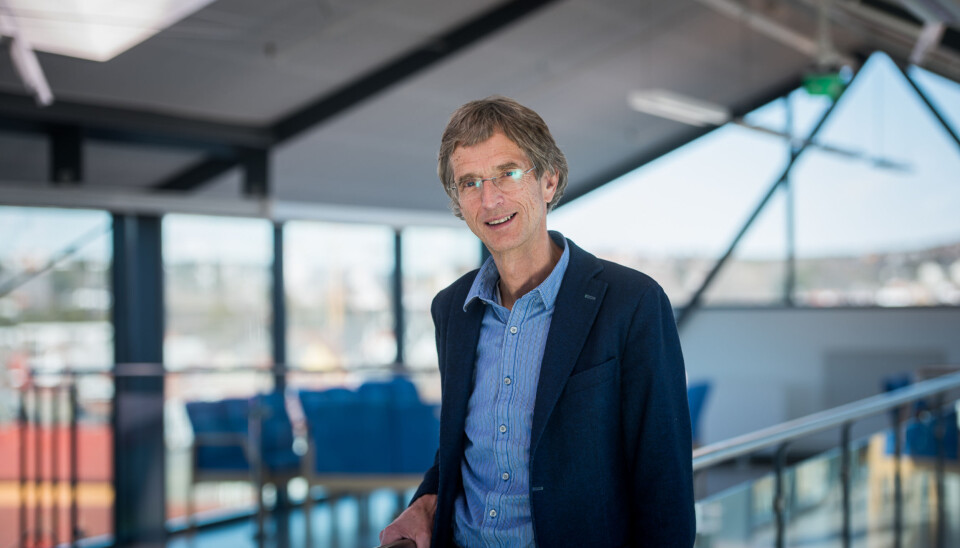 Rektor Hans Blom mener at Høgskolen i Østfold greier seg helt fint alene. I stedet for å fusjonere vil han samarbeide med andre institusjoner. Foto: Skjalg Bøhmer Vold