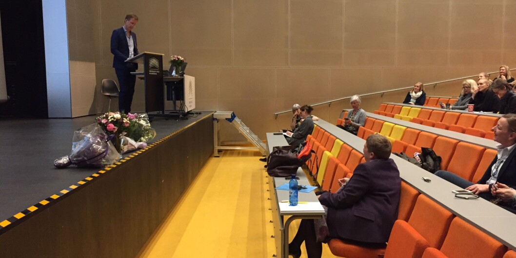 Rektor på Høgskolen i Oslo og Akershus, Curt Rice gratulerer Norges andre professor i jordmorfag og HiOA-ansatt Mirjam Lukasse. Rektor på Høgskolen i Oslo og Akershus, Curt Rice gratulerer Norges andre professor i jordmorfag og HiOA-ansatt Mirjam Lukasse.