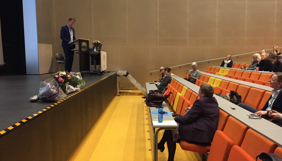Rektor på Høgskolen i Oslo og Akershus, Curt Rice gratulerer Norges andre professor i jordmorfag og HiOA-ansatt Mirjam Lukasse.