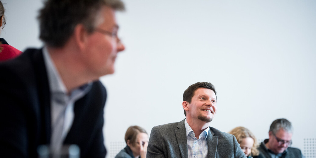 Direktør i NOKUT, Terje Mørland, gratulerer HiOA som påtroppende universitet. T.v: statssekretær Bjørn Haugstad i Kunnskapsdepartementet som endelig skal fremme saken for Kongen i statsråd. Foto Skjalg Bøhmer Vold Direktør i NOKUT, Terje Mørland, gratulerer HiOA som påtroppende universitet. T.v: statssekretær Bjørn Haugstad i Kunnskapsdepartementet som endelig skal fremme saken for Kongen i statsråd. Foto Skjalg Bøhmer Vold