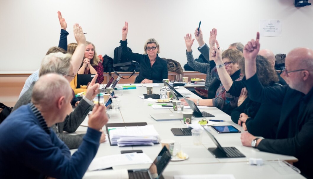 Det forrige styret fattet et gyldig vedtak om nedlegging av fakultetsstyrene, konkluderer en jussekspert, selv om vedtaket ikke står i noen protokoll og saksbehandingen inneholdt en rekke feil. Det forrige styret fattet et gyldig vedtak om nedlegging av fakultetsstyrene, konkluderer en jussekspert, selv om vedtaket ikke står i noen protokoll og saksbehandingen inneholdt en rekke feil.