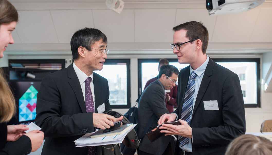 First secretary for the Chinese embassy in Norway, Zong Gang, and president Abraham Vysocky of ISU Norway. Foto: Skjalg Bøhmer Vold First secretary for the Chinese embassy in Norway, Zong Gang, and president Abraham Vysocky of ISU Norway. Foto: Skjalg Bøhmer Vold