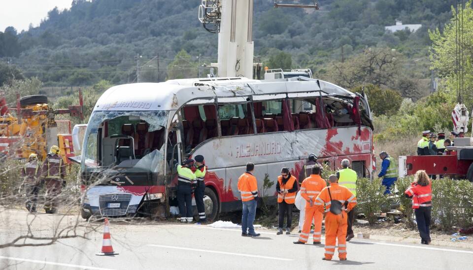 Brannmenn jobber ved ulykkesstedet nordøst i Spania der 13 utvekslingsstudenter mistet livet i en bussulykke tidlig på morgenen palmesøndag. Foto: NTB scanpix Foto: AA