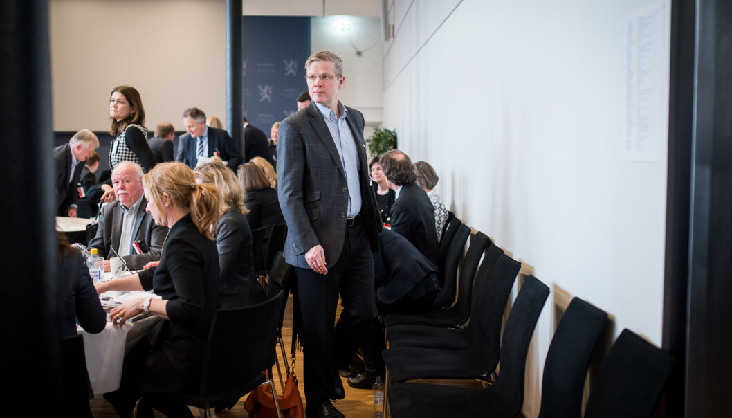 Det er ikke sikkert at universitetene og høgskolene vil merke noen endringer på kort sikt, men alle er enige om at det er lurt å knytte forskning og universiteter og høgskoler tettere sammen, sier departementsråd i Kunnskapsdepartementet, Petter Skarheim, om omorganiseringen. Foto: Skjalg Bøhmer Vold Det er ikke sikkert at universitetene og høgskolene vil merke noen endringer på kort sikt, men alle er enige om at det er lurt å knytte forskning og universiteter og høgskoler tettere sammen, sier departementsråd i Kunnskapsdepartementet, Petter Skarheim, om omorganiseringen. Foto: Skjalg Bøhmer Vold