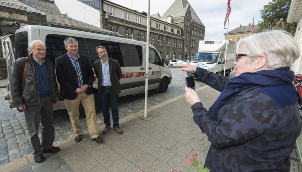 Fusjon: Frå venstre direktør Jacob Kjøde jr ved Høgskulen i Volda, statssekretær Bjørn Haugstad, Volda-rektor Johann Roppen og Gerd Tinglum, rektor ved Kunst- og designhøgskolen i Bergen. Foto: Tor Farstad Fusjon: Frå venstre direktør Jacob Kjøde jr ved Høgskulen i Volda, statssekretær Bjørn Haugstad, Volda-rektor Johann Roppen og Gerd Tinglum, rektor ved Kunst- og designhøgskolen i Bergen. Foto: Tor Farstad