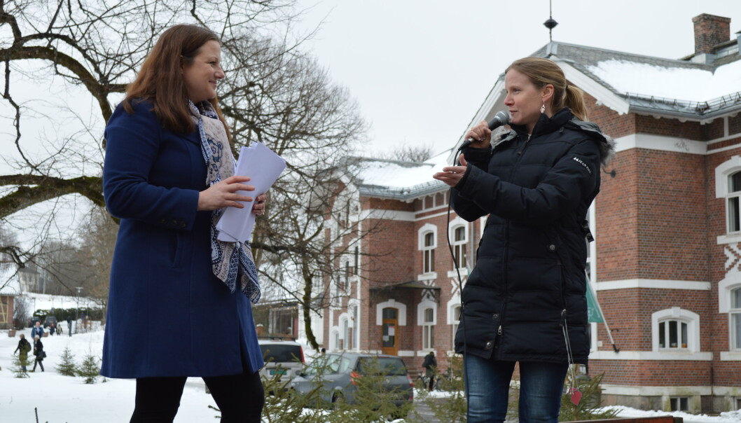 I mars mottak rektor Mari Sundli Tveit 800 underskrifter for fortsatt valgt rektor på NMBU. Hun mottar dem av tillitsvalgt for Forskerforbundet på NMBU, Lena Marie Kjøbli. Foto: Eva Tønnessen I mars mottak rektor Mari Sundli Tveit 800 underskrifter for fortsatt valgt rektor på NMBU. Hun mottar dem av tillitsvalgt for Forskerforbundet på NMBU, Lena Marie Kjøbli. Foto: Eva Tønnessen