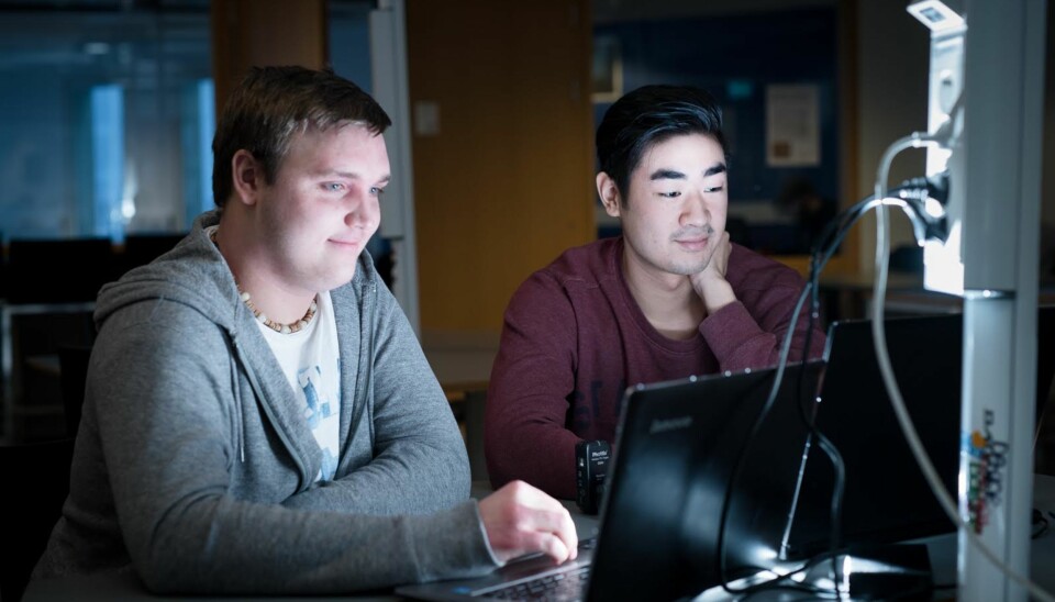 Dataingeniørstundetene Adrian Siim Melsom (22) og Kim Long Vu (20) går på ett av de studiene på Høgskolen i Oslo og Akershus der flest stryker på eksamen. Foto: Skjalg Bøhmer Vold