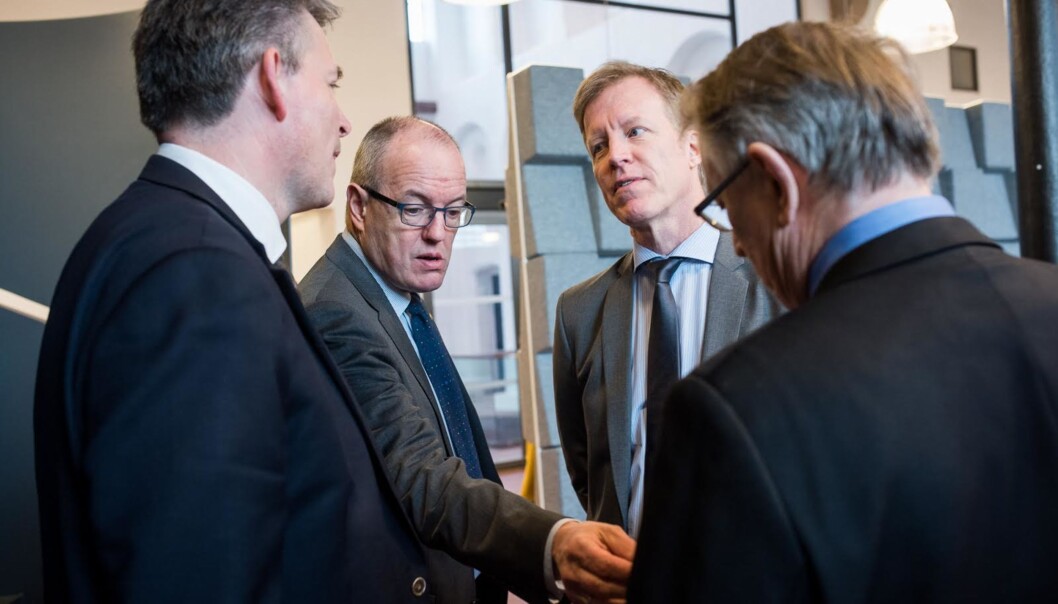 Rektor ved NTNU, Gunnar Bovim (med briller) er uenig med Curt Rice, rektor ved HiOA om hvordan kriteriene for å bli universitet skal oppfylles. Begge prøver gjennom høringsnotat å påvirke departementet og statssekretær Bjørn Haugstad (t.v.). Her på toppmøte hos statsministeren. Rektor ved NTNU, Gunnar Bovim (med briller) er uenig med Curt Rice, rektor ved HiOA om hvordan kriteriene for å bli universitet skal oppfylles. Begge prøver gjennom høringsnotat å påvirke departementet og statssekretær Bjørn Haugstad (t.v.). Her på toppmøte hos statsministeren.