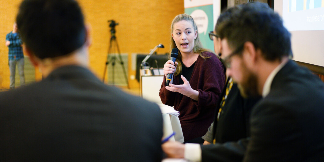 Therese Eia Lerøen, leder i Norsk Studentorganisasjon, i panelet sammen med blant annet kunnskapsminister Torbjørn Røe Isaksen og <span class="caps">NOKUT</span>-direktør Terje Mørland. Therese Eia Lerøen, leder i Norsk Studentorganisasjon, i panelet sammen med blant annet kunnskapsminister Torbjørn Røe Isaksen og <span class="caps">NOKUT</span>-direktør Terje Mørland.