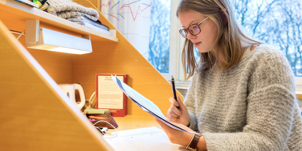 Linda Hjelle studerer kinesisk og forteller at hun bruker langt mer tid på studiene sine enn en snittet av språkstudenter oppgir i Studiebarometeret. Foto: Ketil Blom Linda Hjelle studerer kinesisk og forteller at hun bruker langt mer tid på studiene sine enn en snittet av språkstudenter oppgir i Studiebarometeret. Foto: Ketil Blom