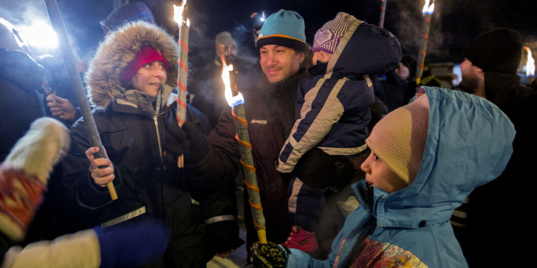 Den kristne syriske familien Dallia Asaad (33) , Samer Wardeh (42) og barna Sama, Team og Mimi takker for støtten fra rundt 100 kirkenes-væringer som nylig møtte opp på punktmarkeringen utenfor Vestleiren. Foto: Bjørnbakk, Jan-Morten /NTB Scanpix Den kristne syriske familien Dallia Asaad (33) , Samer Wardeh (42) og barna Sama, Team og Mimi takker for støtten fra rundt 100 kirkenes-væringer som nylig møtte opp på punktmarkeringen utenfor Vestleiren. Foto: Bjørnbakk, Jan-Morten /NTB Scanpix