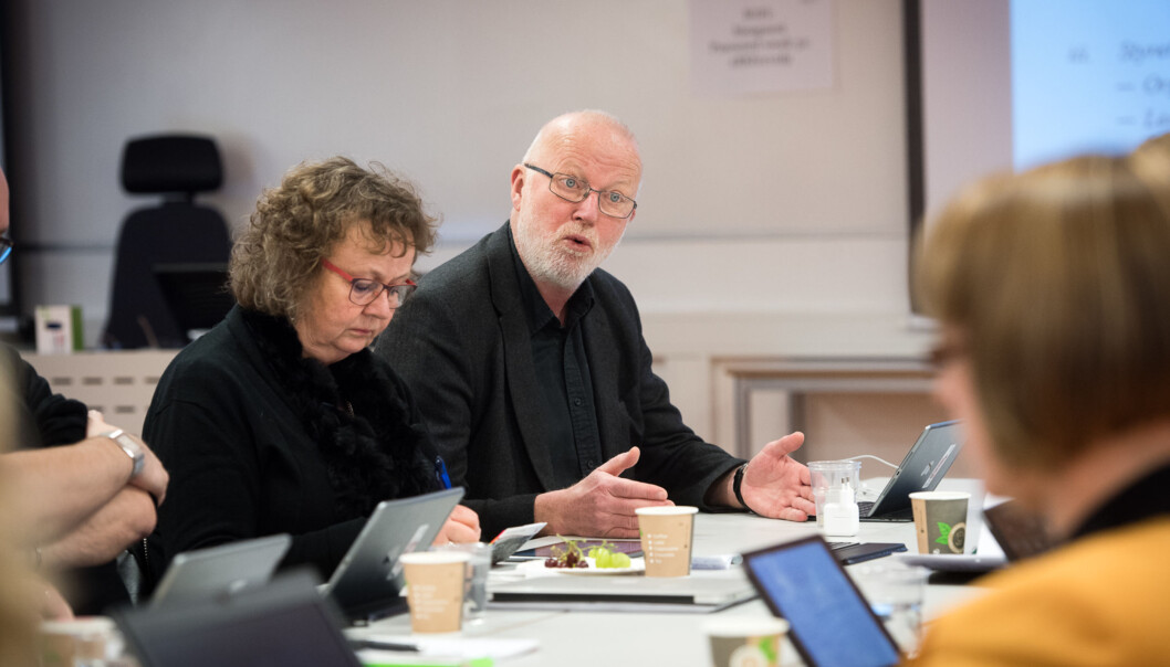 Her er professor Ragnar Audunson på styremøtet i 2014 der styret ved daværende Høgskolen i Oslo og Akershus vedtok å gå over fra valgt til ansatt rektor. Han stemte for. Den eneste som stemte imot var ansattrepresentant Tone Torgrismby (t.v.). Foto: Skjalg Bøhmer Vold Her er professor Ragnar Audunson på styremøtet i 2014 der styret ved daværende Høgskolen i Oslo og Akershus vedtok å gå over fra valgt til ansatt rektor. Han stemte for. Den eneste som stemte imot var ansattrepresentant Tone Torgrismby (t.v.). Foto: Skjalg Bøhmer Vold