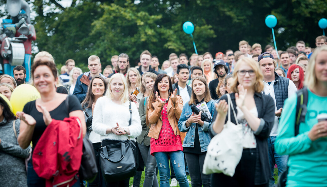 Studenter og faddere under åpningssermoniet av studiestart på St. Hanshaguen. Foto: Skjalg Bøhmer Vold Studenter og faddere under åpningssermoniet av studiestart på St. Hanshaguen. Foto: Skjalg Bøhmer Vold