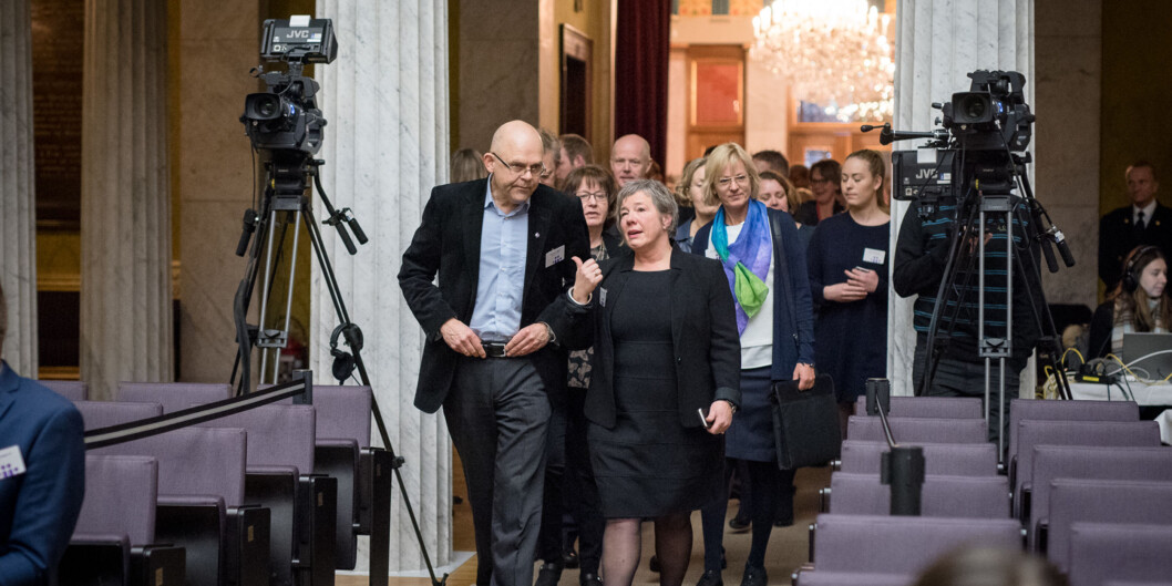 Rektorene Ole-Gunnar Søgnen ved Høgskolen i Bergen og Liv-Reidun Grimstvedt ved Høgskolen i Stord/Haugesund var sammen med Rasmus Stokke ved Høgskulen i Sogn og Fjordane innkalt til møte med kunnskapsministeren for å få fart på fusjonsprosessen. Her i Universitetets Aula i Oslo. Foto: Skjalg Bøhmer Vold Rektorene Ole-Gunnar Søgnen ved Høgskolen i Bergen og Liv-Reidun Grimstvedt ved Høgskolen i Stord/Haugesund var sammen med Rasmus Stokke ved Høgskulen i Sogn og Fjordane innkalt til møte med kunnskapsministeren for å få fart på fusjonsprosessen. Her i Universitetets Aula i Oslo. Foto: Skjalg Bøhmer Vold